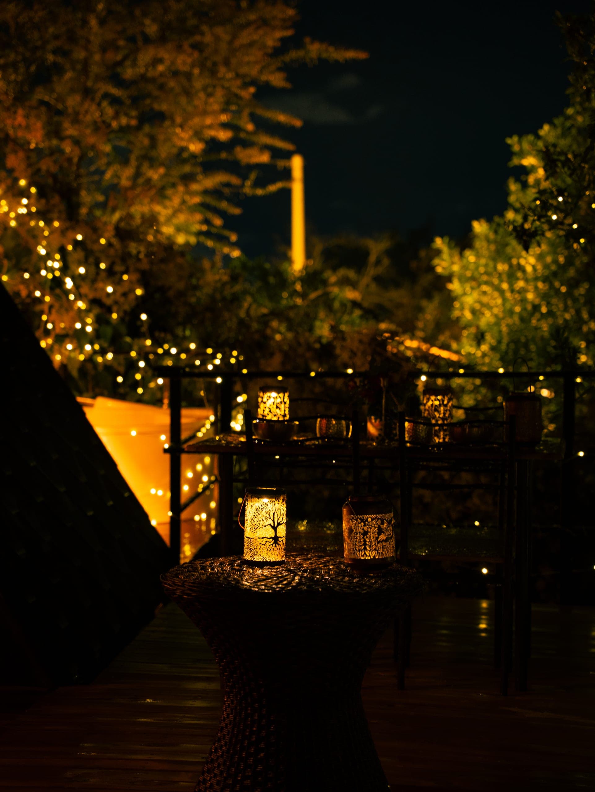 Iluminación mística nocturna · Guadalupe Chalet