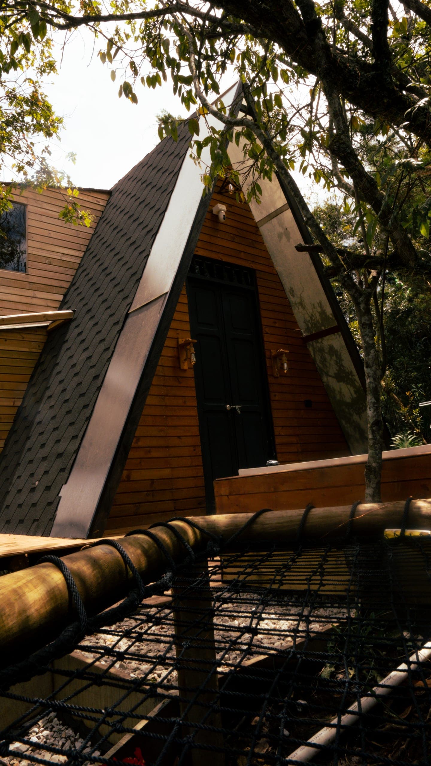 Malla catamarán entre árboles · Milán Tiny House